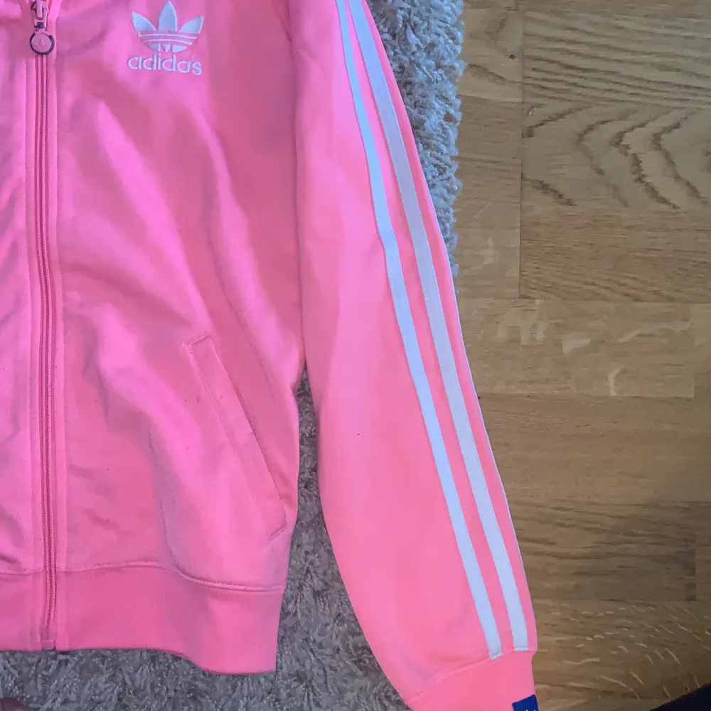 Säljer dessa fina turkos rosa Adidas! Väldigt fint skick knappt använd kom med bud! OBSstår ej för frakten 🌸. Tröjor & Koftor.