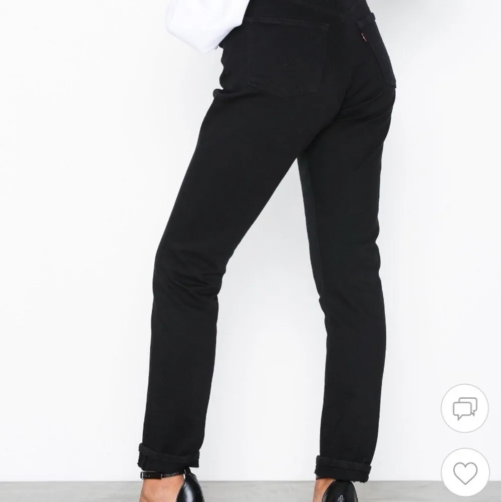 Ett par svarta Levis jeans i storlek 25, inköpa för 1150kr mitt pris 350! (Nästintill oanvända). Jeans & Byxor.