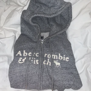 Hoodie abercrombie & fitch - Huvtröja med dragkedja i storlek S, fint skick💕 frakt tillkommer, buda gärna