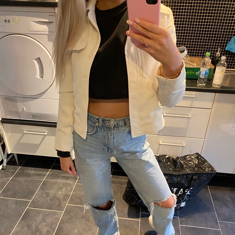 En JÄTTEFIN vit jacka från mango🤩 storlek xs! Köpt för 800 kr men säljer för 300 inkl frakt! . Takit.