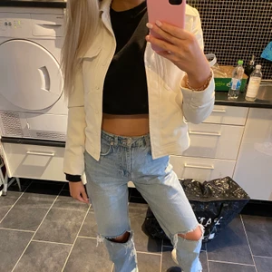 Jacka från mango! - En JÄTTEFIN vit jacka från mango🤩 storlek xs! Köpt för 800 kr men säljer för 300 inkl frakt! 