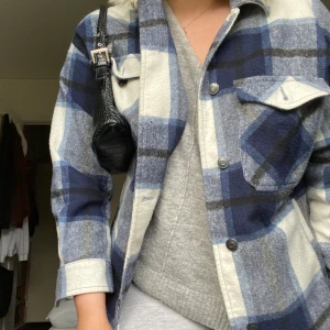 Skjort-jacka från zara! - Kommer tyvärr inte till användning då den inte riktigt är min stil! Frakt tillkommer😇