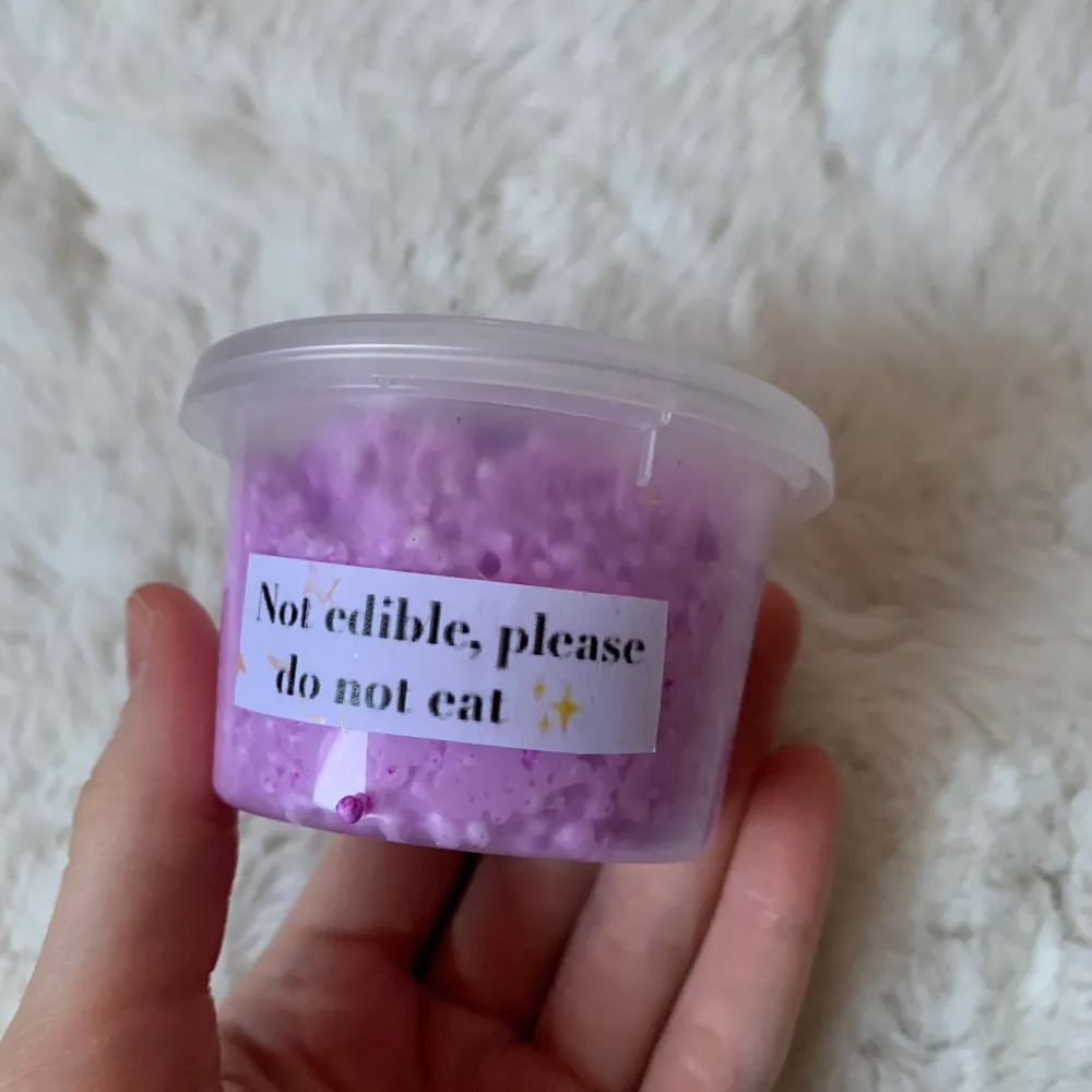 Ett lila floam slime som är super skönt och mjukt, hemmagjort men med handskar och munskydd !! 45kr ink frakt. Muu.