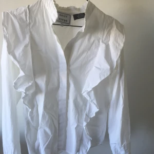  - Blus/skjorta från Daisy grace  Strl S Köpt second hand men aldrig använd av mig  Fint skick  63kr frakt 
