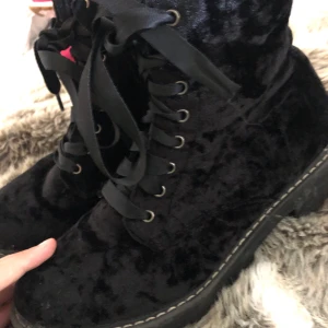 Samet kängor  - Sparsamt avända samet kängor