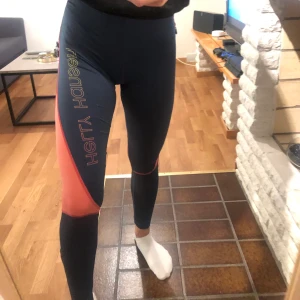 Träningsbyxor ifrån Helly Hansen - Säljer ett par otroligt sköna träningsbyxor ifrån Helly Hansen som tyvärr inte kommer till användning. På vänstra benet finns det en ficka med dragkedja där man får plats med grejer som till exempel nycklar eller en plånbok. Byxorna är i storlek Small, frakten ingår i priset💕