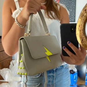 Cool väska  - Snygg väska med neon blixt på.💕