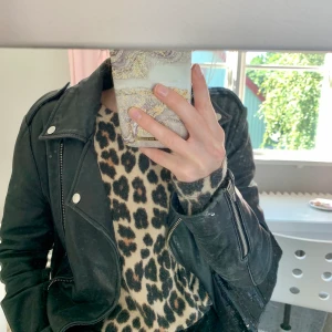 Stickad tröja - Säljer denna leopardmönstrade stickade tröja!