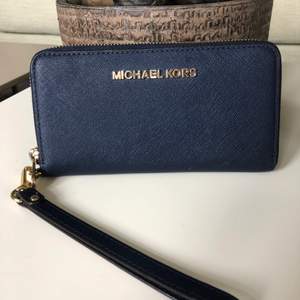 Michael kors plånbok - marinblå. I princip oanvänd. 