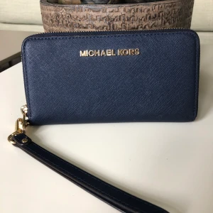 Michael kors plånbok - Michael kors plånbok - marinblå. I princip oanvänd. 