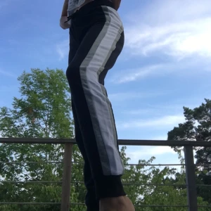 Mjukisbyxor  - Svarta mjukisbyxor med grå och vit rand. Jättesköna på insidan då de knappt är använda. Köparen står för frakt:) Betalas via swish:)