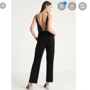 Svart jumpsuit med spets i rygg - En svart jumpsuit i storlek xs. Men skulle säga att den passar för en person som har storleken s. Öppen rygg med spets på sidorna. Endast använd 2 gånger och är så gott som ny! Jumpsuiten är helsvart med en mer åtsittande midja och lite lösare ben.