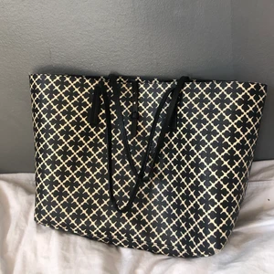 Marlene Birger väska i begagnat skick - Beställd ifrån hemsidan nelly.com för drygt ett år sedan och köpte den då för 2.300kr. Sista bilden visar en slitning på väskans axelband. Skriv för fler bilder eller om du undrar något. Jag kan mötas i stockholm eller frakta.