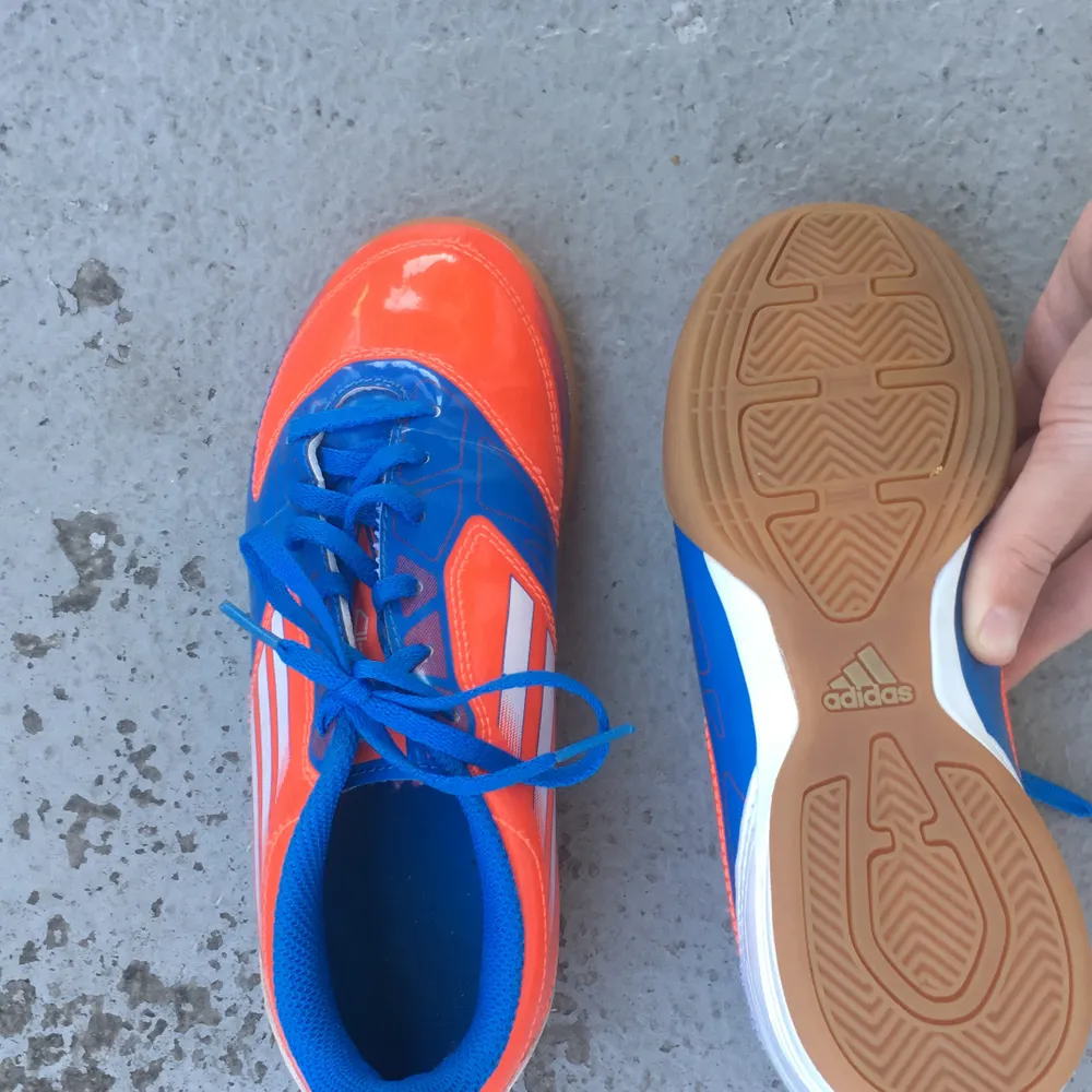 Adidas skor som är nya som  kan va bra att använda när man spelar fotboll inomhus. Skor.