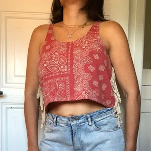 Cowboy Crop Top - röd mandala crop top från Forever 21 och några ganska unika detaljer. 