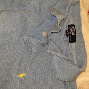 Ralph Lauren pike - Jättefin blå färg med gul logga. Se normala längden på sista bilden men den blir så fin croppad eller bara uppvikt. 