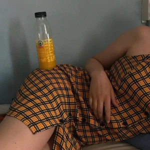 Bershka klänning - Gul rutig klänning från Bershka. Använd men i bra skick. Köpt i Amsterdam💛
