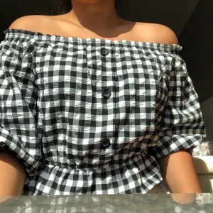 Rutig blus - Jättefin svartvit rutig blus ifrån H&M💕 Helt oanvänd, bara testat! Storlek 40 men funkar även på 38. Köparen står för frakten!!