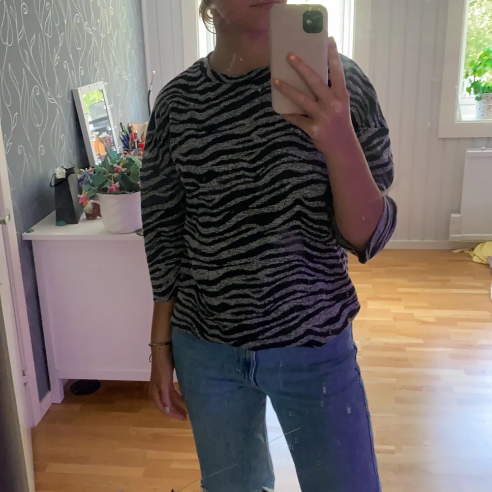 Grå stickad tröja i jätteskönt material med zebramönster köpt på Zara! Den har trekvartslånga ärmar💘 Kan mötas i upp Stockholm annars står köparen för frakt!. Tröjor & Koftor.