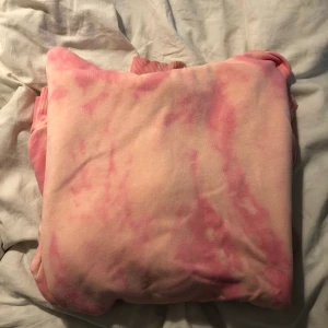 Tiedye hoodie - Säljer denna rosa tiedye hoodien från asos. Om de är fler intresserade buda gärna privat😊 nypris: ca 500, köparen står för frakten 💞