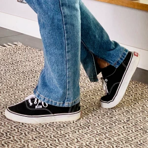 Vans sneakers  - Ett par superfina och enkla svarta sneakers med vita detaljer från Vans⚡️🌼. Modellen heter ”U Authentic Black”. De är sparsamt använda och i väldigt bra skick💞 Kan mötas upp i centrala Uppsala eller Sthlm, annars står köparen för frakt☺️