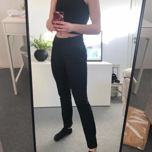 Svarta kostymbyxor - Supersköna kostymbyxor som endast är använda ett fåtal gånger. Frakt tillkommer 