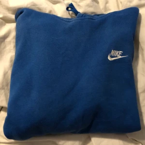 Nike hoodie - Kollar intresset på denna blåa nike hoodien. Buda gärna i kommentera! Budgivning slutar den 10 augusti! 😊 nypris: ca 450, köparen står för frakten💞
