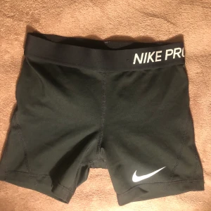 Nike pro shorts - Svarta nike pro träningsshorts. Bra skick. I storlek M i juniorstorlekarna, vilket jag tycker motsvarar ca xxs. Köptes för 250kr och säljer nu för 75kr+frakt