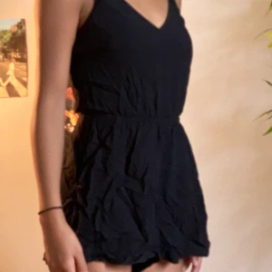 SVART BYXDRESS - Supersöt och Basic byxdress. Köpare står för frakt💕