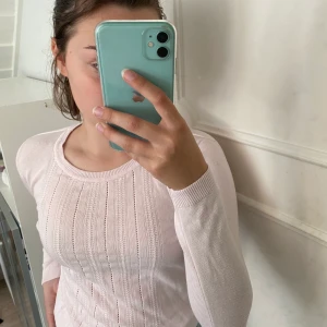 Banana republic tröja - Tröja med stickat mönster i väldigt fin ljusrosa färg från banana republic! Den är i storlek XS men passar en S också. Väldigt fint skick! Vi kan diskutera hur vi gör med frakten annars kan den hämtas i Sundsvall 📍 🧚🏼