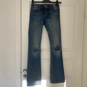 Crocker bootcut jeans - Fina bootcut jeans ifrån Crocker, hål på båda knäna. Storlek W26 L33. Jag är 172 cm och de går ned strax ovanför marken. Fraktavgiften står köparen för😊🧡 Nypris : cirka 600 kr. 
