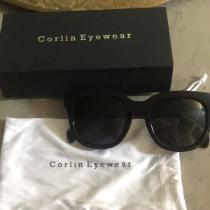 Solglasögon  - Bara testade. Tyckte inte dom passade på mig annars jättesnygga 