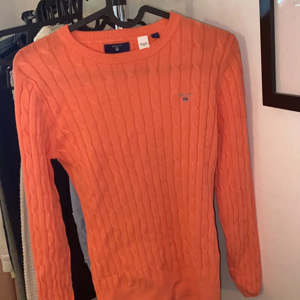 Helt oanvänd kabelstickad tröja från Gant i storlek S, den är inte orange i verkligheten utan mer korallfärgad. Vill bli av med så kom med bud . Stickat.