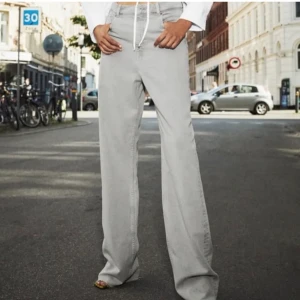Zara 90s high waist - Säljer mina skjut populära slutsålda zara jeans, 90s high waist💖 endast använda 2ggr :) frakten ingår, blir många intresserade kor vi budgivning 🥰 jag är 168