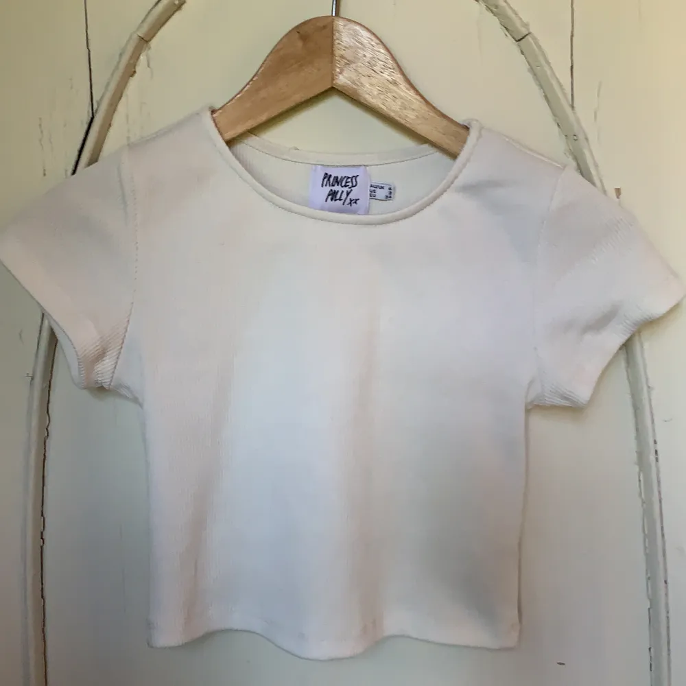 Ribbad vit T-shirt. Cropped 🤍 Från Princess Polly (Aus).  Knappt använd 🚚 frakt ingår i priset.. T-shirts.