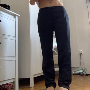 Pösiga byxor  - Snygga svarta pösiga byxor i lycra material/typ tränings material fast tjockare. Perfekta att träna i, bra som mjukisbyxor men också snyggt att gå ut med! Skriv till mig vid intresse med mer information ✨