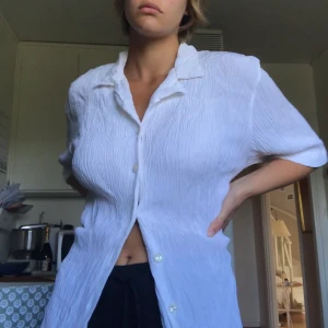 Superfin plisserad skjorta! - Så fin plisserad skjorta med knytning där bak som framhäver midjan☺️ Använd 1 gång så i nyskick! FRI FRAKT :)