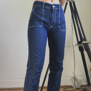 Contrast High Rise Jeans - 🌍Frakt ingår i priset!🌏Super coola mörkblåa jeans med vita sömmar. Hög midja och känns som en liten blandning av mom/straight leg. Extremt bra skick.