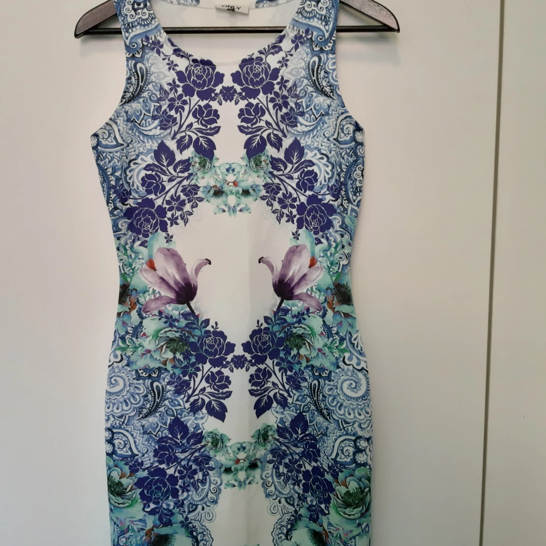 Only detaljerad klänning