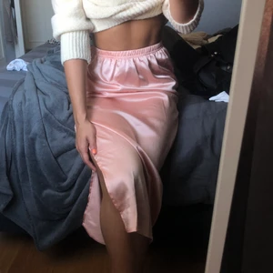 Rosa siden kjol - Storlek small, från missguided. Frakt ingår i priset, Använd en gång! Den stickade tröjan finns också till salu