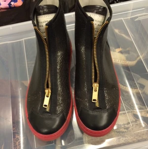  - Snygga svarta Marc by Marc Jacobs skor med rosa sula.
Storlek 36.
Svart skinn med gummisula och snygg dragkedja.

Fått i present använt fåtal gånger.
Skorna är i gott skick. 
Frakt tillkommer.
