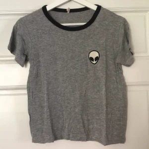 Grå alien tshirt - T-shirt från brandy Melville. Väl använd men i gott skick. 