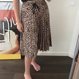 Jätte snygg leopard kjol från Zara. Knappt använd och säljs eftersom den nt kommer till användning. Jag börjar budgivning vid 100 kr.