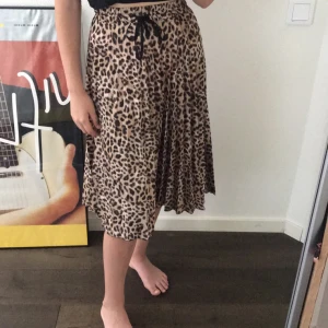 Zara leopard kjol - Jätte snygg leopard kjol från Zara. Knappt använd och säljs eftersom den nt kommer till användning. Jag börjar budgivning vid 100 kr.