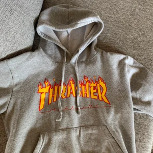 Thrasher hoodie - Grå replika Thrasher hoodie. Jag brukar ha XS-S och passar mig utmärkt! Köparen står för frakten ✨💕