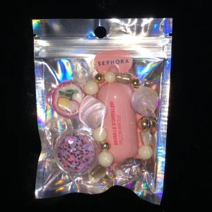 Present goodiebag💖 - En supersöt goodiebag som innehåller showergel, ett armband, superfint nagellackglitter och lite godis💖 49kr plus 11kr frakt✨ en perfekt aesthetic present att ge💗