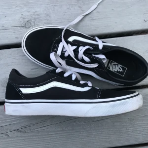 Vans skor!! - Jätte fina! Använd 3-4 gånger och är lite smutsigt på sidan men det går säkert bort!💃  hoppas ni vill köpa!