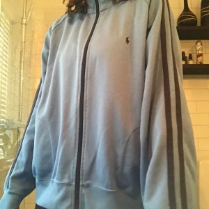 Polo sweater - Jätte fin polo tröja. Storlek XL men passar som oversized på mig som är 173 cm lång och har oftas storlek M eller S. Jag börjar budgivning vid 200 kr eftersom nya priset låg runt 700 kr.