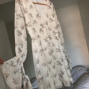 Kae Sutherland X NA-KD - Vacker sommarklänning i nyskick, säljes pga för liten för mig