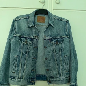 (Levi’s jeans jacka) stl XS - Använt 1 gång då den inte passar längre pga att den är för liten.